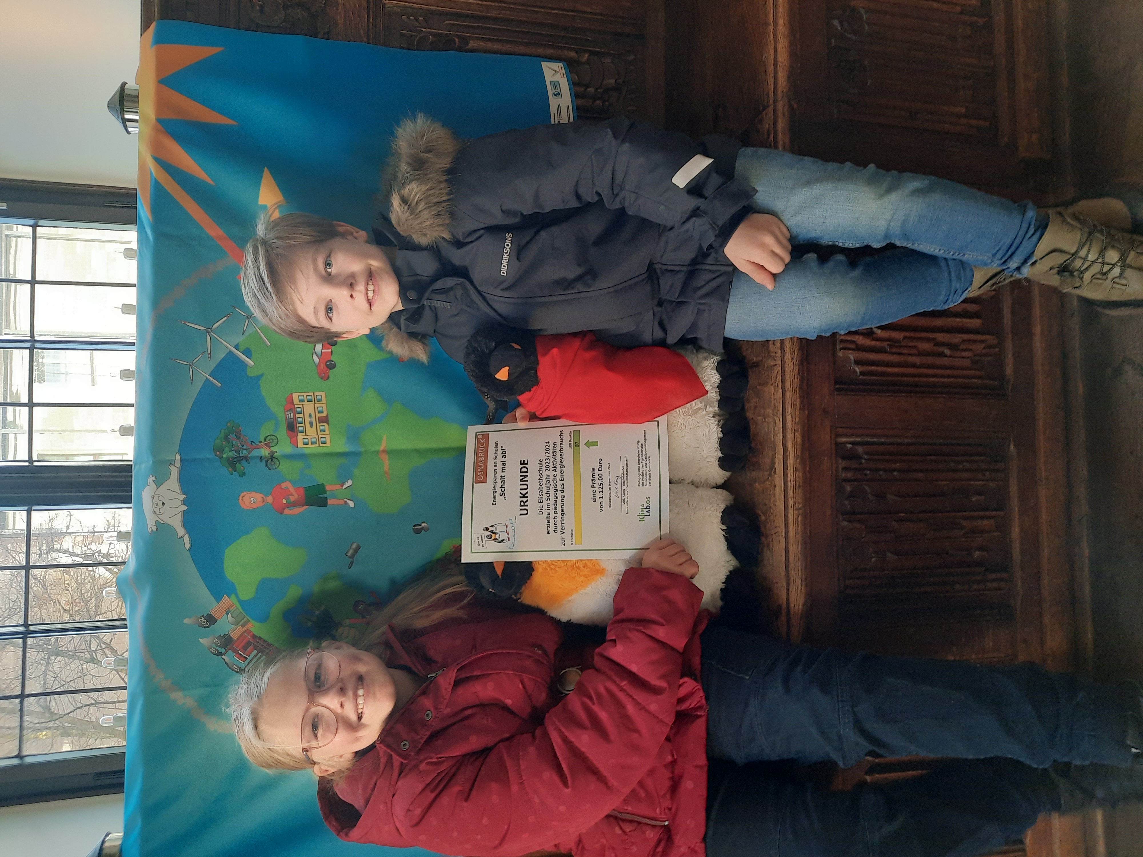 Jona und Anton mit der Urkunde. Nach der Übergabe im Friedenssaal des Rathauses gab es ein Eis.